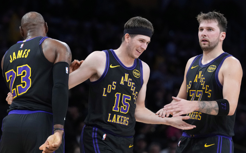 半岛体育-10胜2负！里夫斯要签2.4亿美金顶薪，老詹该和湖人说再见了