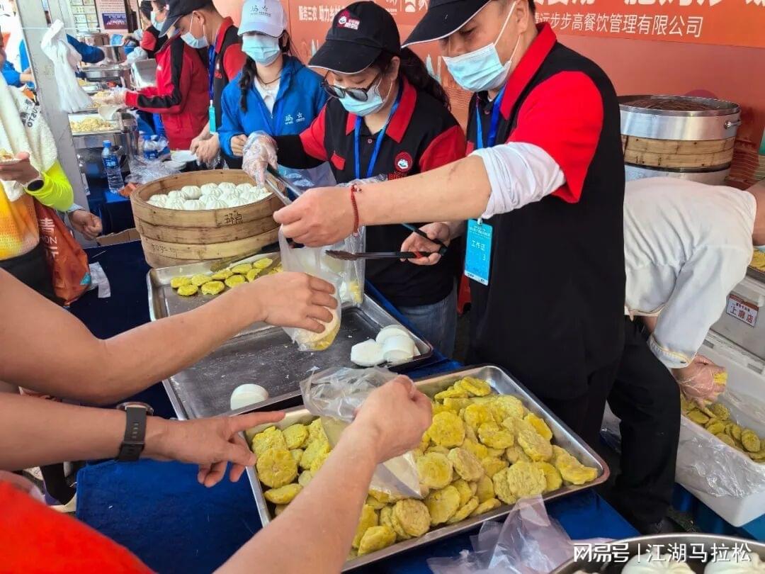 半岛体育-这哪是赛后美食，简直就是清远食堂自助餐